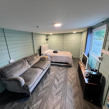 Cozy Cabin Independent Ensuite กิลด์ฟอร์ด ภายนอก รูปภาพ