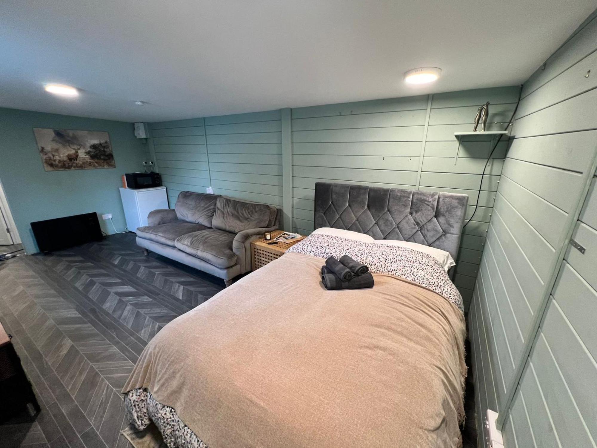 Cozy Cabin Independent Ensuite กิลด์ฟอร์ด ภายนอก รูปภาพ