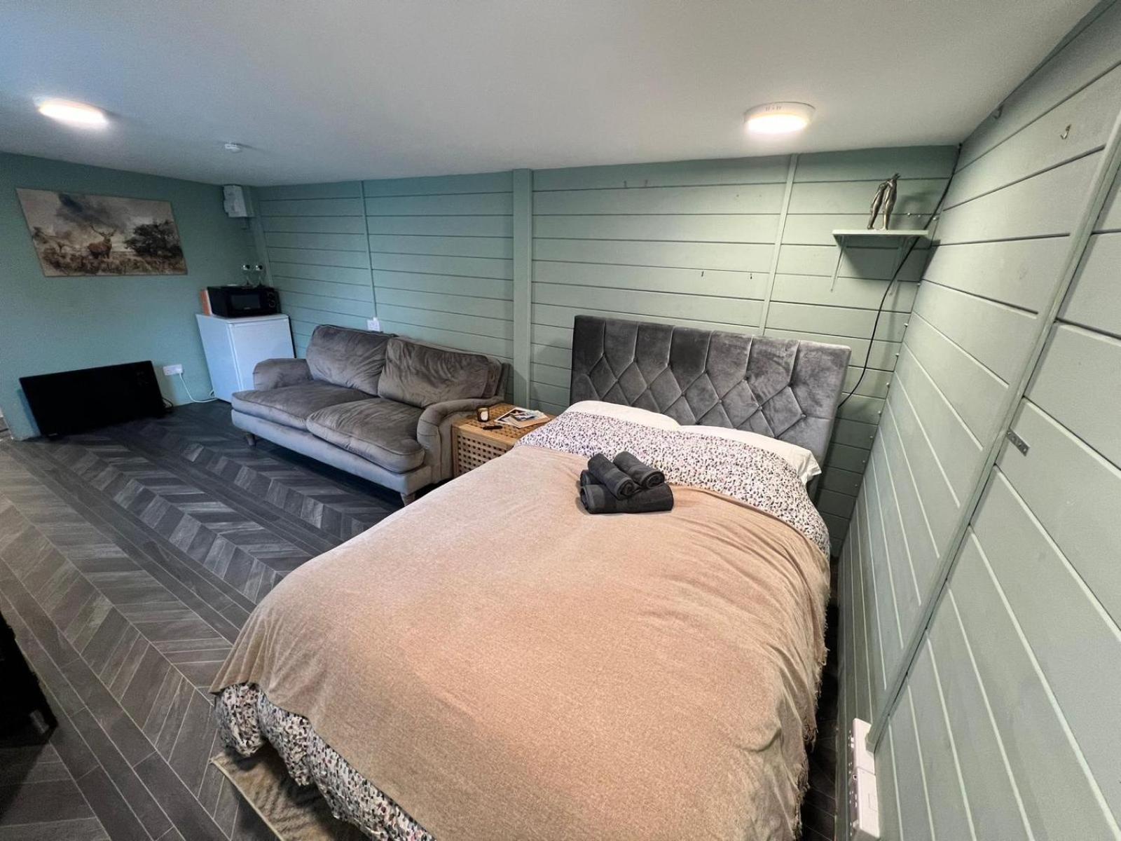 Cozy Cabin Independent Ensuite กิลด์ฟอร์ด ภายนอก รูปภาพ