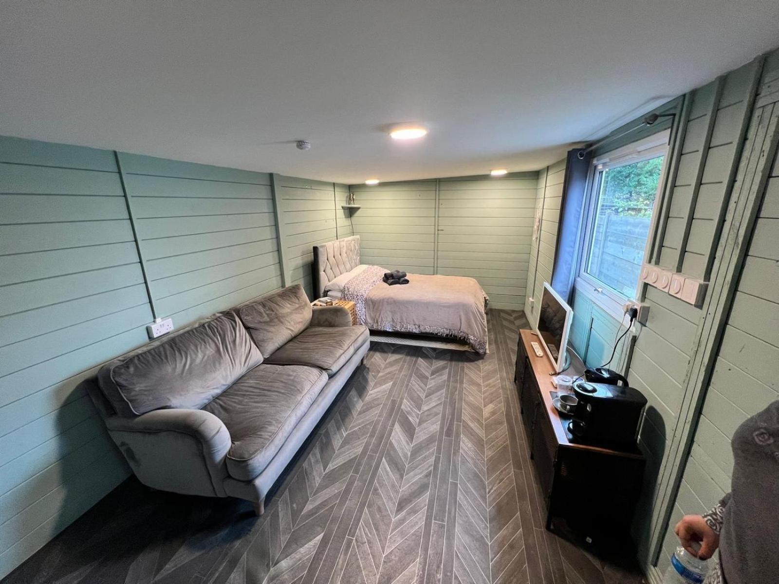 Cozy Cabin Independent Ensuite กิลด์ฟอร์ด ภายนอก รูปภาพ